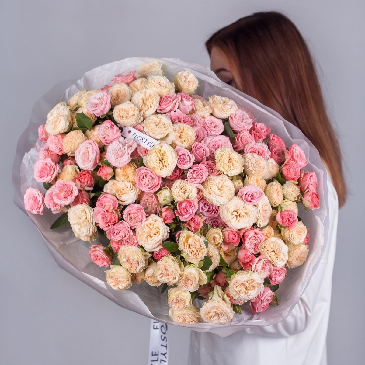 Большой букет кустовых роз